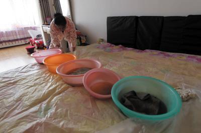 马尔康楼上漏水，住户失联，小区没物管，业主维权难！律师来支招……